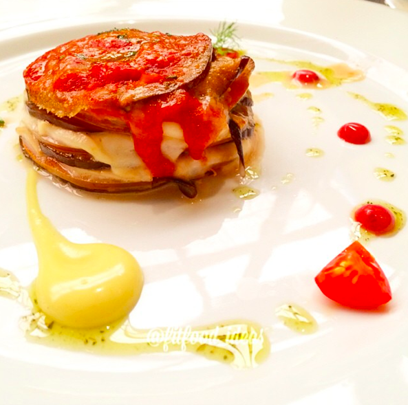 Entradinha leve de muçarela de búfala, tomate e berinjela