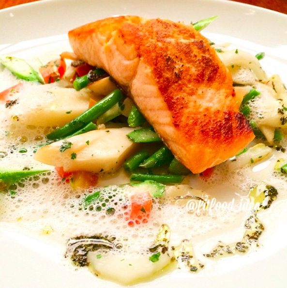 Salmão grelhado com aspargos, sauté de pupunha e espuma de limão siciliano