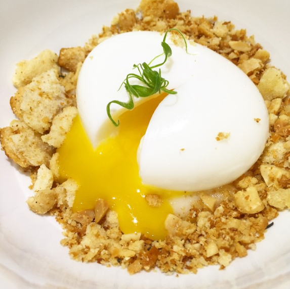 Ovo com gema mole + creme de missô + crocante de amendoim