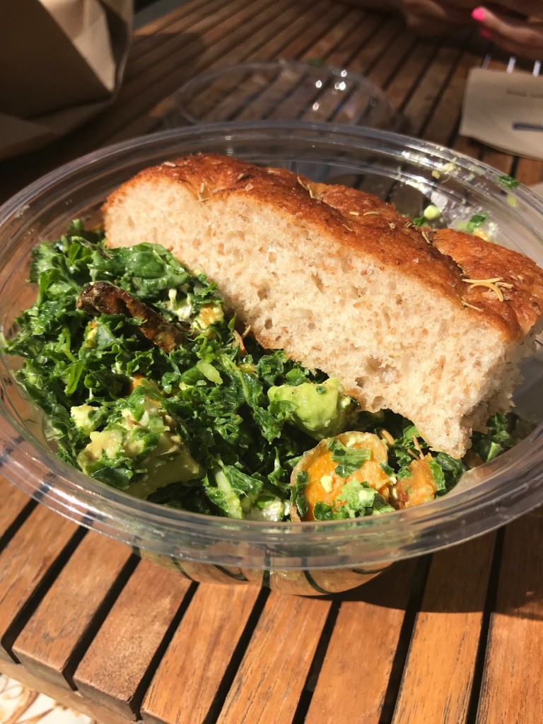 Focaccia integral + Salada de kale (couve)